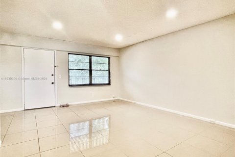 Condo in Pembroke Pines, Florida, 2 bedrooms  № 1291253 - photo 7