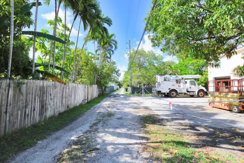 Commercial property in Miami Springs, Florida № 1170386 - photo 22