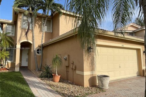 House in Miramar, Florida 5 bedrooms, 244.98 sq.m. № 1383060 - photo 1