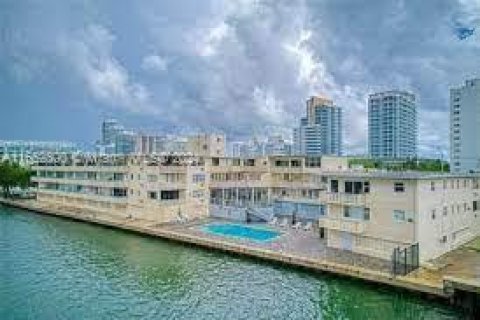 Copropriété à vendre à Miami Beach, Floride: 2337.7 m2 № 1345703 - photo 1