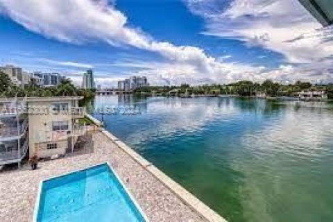 Copropriété à vendre à Miami Beach, Floride: 2337.7 m2 № 1345703 - photo 2