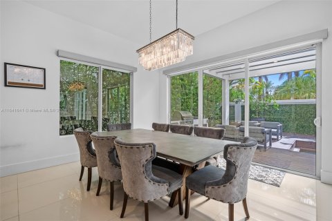 Casa en venta en Sunny Isles Beach, Florida, 5 dormitorios, 293.2 m2 № 1321114 - foto 14