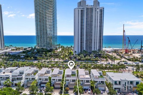 Villa ou maison à vendre à Sunny Isles Beach, Floride: 5 chambres, 293.2 m2 № 1321114 - photo 2