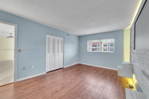 Condo in Lauderhill, Florida, 1 bedroom  № 1329299 - photo 2