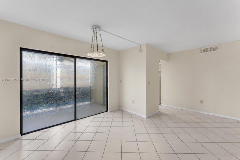 Condo in Lauderhill, Florida, 1 bedroom  № 1329299 - photo 14