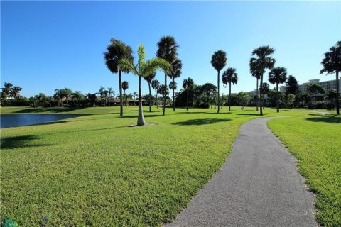 Condo in Pompano Beach, Florida, 1 bedroom  № 968041 - photo 1