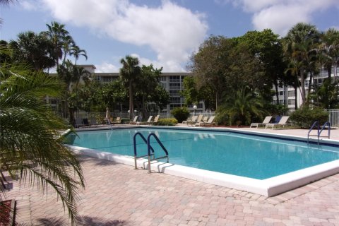 Condo in Pompano Beach, Florida, 1 bedroom  № 968041 - photo 13