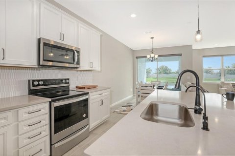 Townhouse in Saint Petersburg, Florida 3 bedrooms, 176.05 sq.m. № 1341796 - photo 5