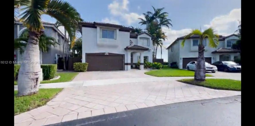 Villa ou maison à Miami, Floride 4 chambres, 252.32 m2 № 1345305