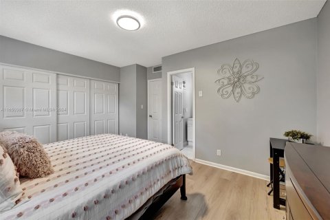 Condo in Lauderdale Lakes, Florida, 2 bedrooms  № 1345256 - photo 16