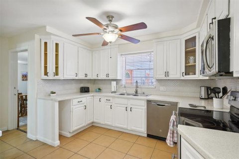 House in Largo, Florida 4 bedrooms, 193.24 sq.m. № 1350483 - photo 6