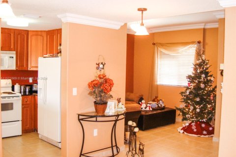 Townhouse in Hialeah, Florida 3 bedrooms, 141.12 sq.m. № 1128219 - photo 5