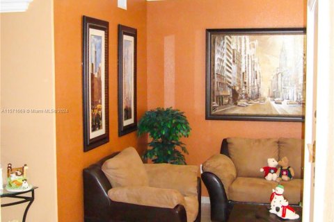 Townhouse in Hialeah, Florida 3 bedrooms, 141.12 sq.m. № 1128219 - photo 4