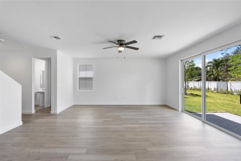 House in West Palm Beach, Florida 4 bedrooms, 182.27 sq.m. № 1159730 - photo 24