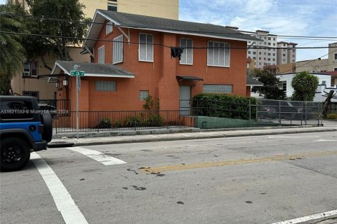 Propiedad comercial en venta en Miami, Florida № 1289095 - foto 2