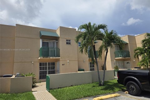 Touwnhouse à vendre à Miami, Floride: 3 chambres, 159.42 m2 № 1347834 - photo 1