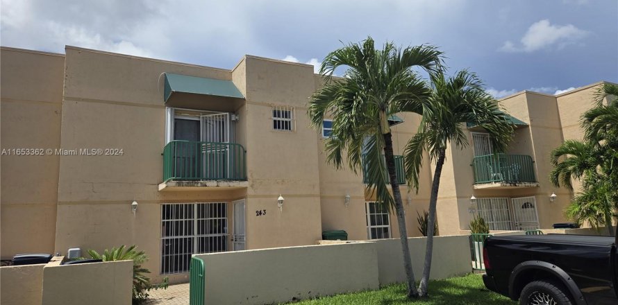 Townhouse in Miami, Florida 3 bedrooms, 159.42 sq.m. № 1347834