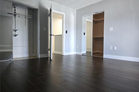 Touwnhouse à vendre à Miami, Floride: 3 chambres, 159.42 m2 № 1347834 - photo 13