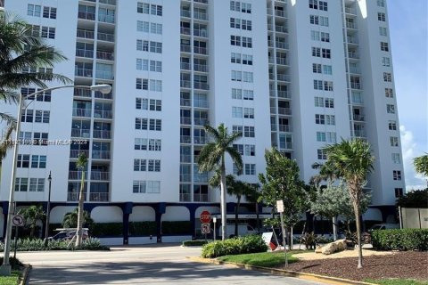 Condominio en venta en Miami Beach, Florida, 1 dormitorio, 93.46 m2 № 1292519 - foto 3