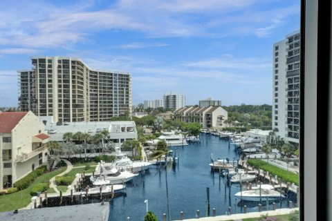 Condo in Highland Beach, Florida, 2 bedrooms  № 1121212 - photo 1