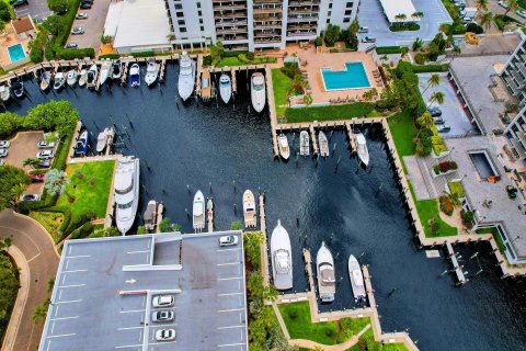 Condo in Highland Beach, Florida, 2 bedrooms  № 1121212 - photo 27