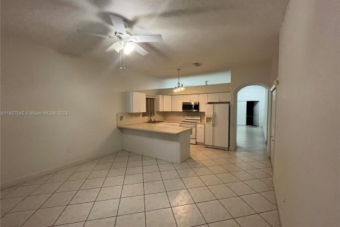 Casa en alquiler en Miami Lakes, Florida, 3 dormitorios, 168.43 m2 № 1385869 - foto 3