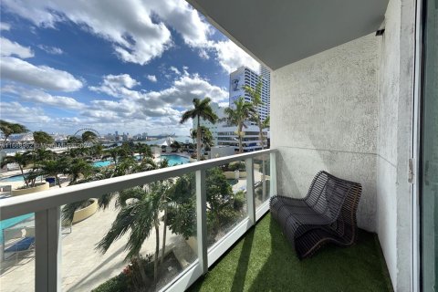 Condo in Miami, Florida, 2 bedrooms  № 1386213 - photo 11