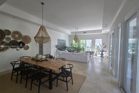 House in Key Biscayne, Florida 4 bedrooms, 316.61 sq.m. № 1386262 - photo 11