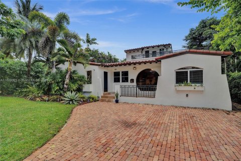 Casa en venta en Miami, Florida, 4 dormitorios, 261.43 m2 № 1332541 - foto 1