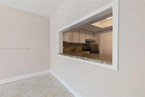 Condominio en venta en Lauderdale-by-the-Sea, Florida, 1 dormitorio, 79.9 m2 № 1396076 - foto 13