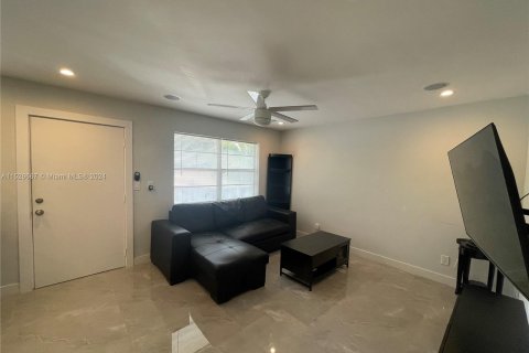 Condo in Dania Beach, Florida, 2 bedrooms  № 993883 - photo 11