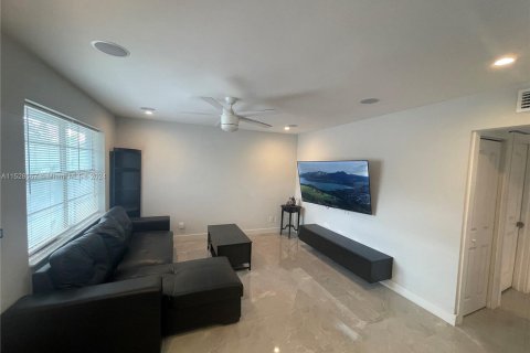 Condo in Dania Beach, Florida, 2 bedrooms  № 993883 - photo 12