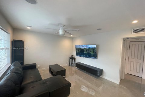 Condo in Dania Beach, Florida, 2 bedrooms  № 993883 - photo 10