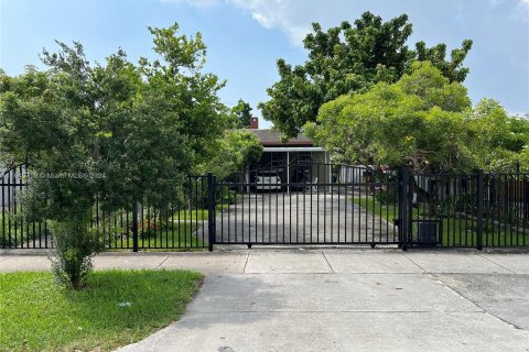 Casa en venta en Miami, Florida, 3 dormitorios, 146.79 m2 № 1328876 - foto 1