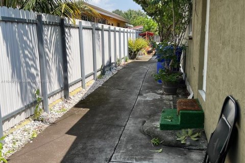 House in Miami, Florida 3 bedrooms, 146.79 sq.m. № 1328876 - photo 25