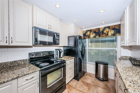 Condo in Saint Petersburg, Florida, 2 bedrooms  № 405673 - photo 4