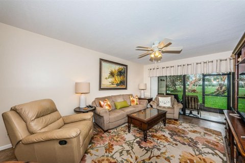 Condo in Saint Petersburg, Florida, 2 bedrooms  № 405673 - photo 8