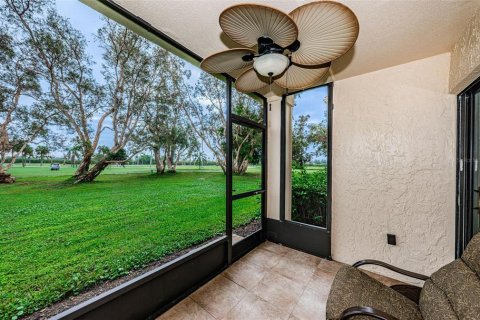 Condo in Saint Petersburg, Florida, 2 bedrooms  № 405673 - photo 2