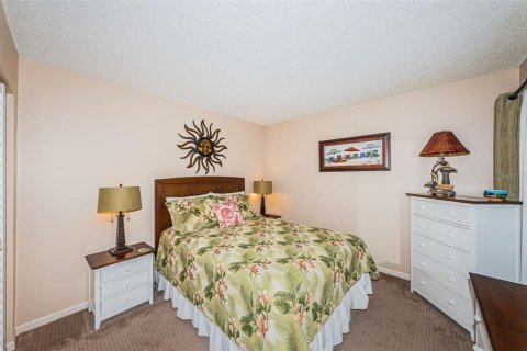 Condo in Saint Petersburg, Florida, 2 bedrooms  № 405673 - photo 13