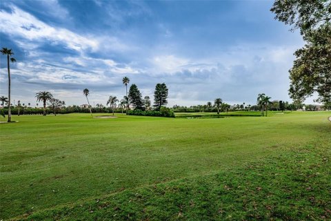 Condo in Saint Petersburg, Florida, 2 bedrooms  № 405673 - photo 17