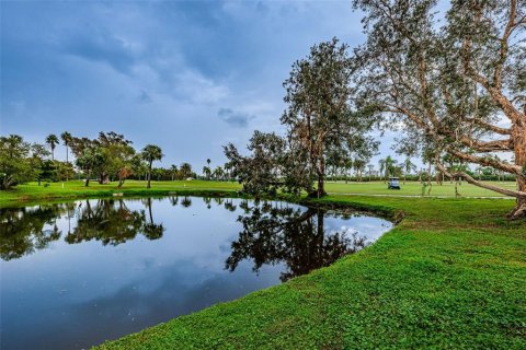 Condo in Saint Petersburg, Florida, 2 bedrooms  № 405673 - photo 16