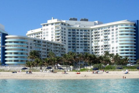 Condo in Miami Beach, Florida, 1 bedroom  № 648004 - photo 1