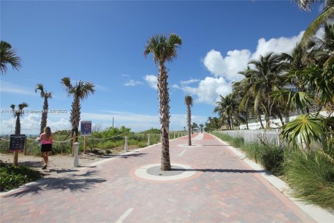 Condo in Miami Beach, Florida, 1 bedroom  № 648004 - photo 16