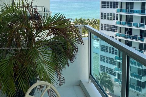 Condo in Miami Beach, Florida, 1 bedroom  № 648004 - photo 3