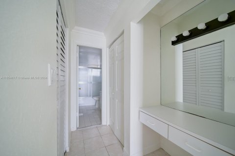 Condo in North Miami Beach, Florida, 1 bedroom  № 1351687 - photo 5