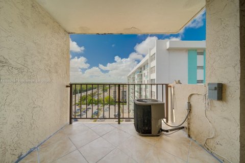 Condo in North Miami Beach, Florida, 1 bedroom  № 1351687 - photo 18