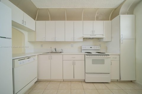 Condo in North Miami Beach, Florida, 1 bedroom  № 1351687 - photo 16