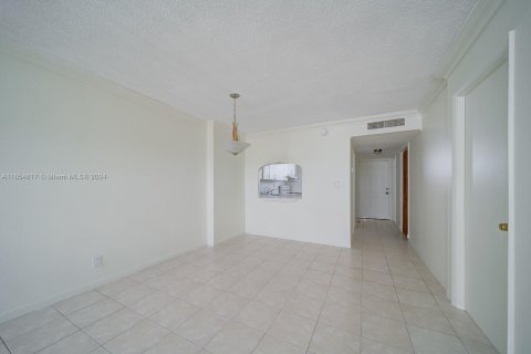 Condo in North Miami Beach, Florida, 1 bedroom  № 1351687 - photo 13