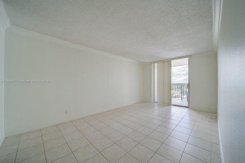 Condo in North Miami Beach, Florida, 1 bedroom  № 1351687 - photo 1