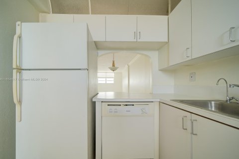 Condo in North Miami Beach, Florida, 1 bedroom  № 1351687 - photo 17